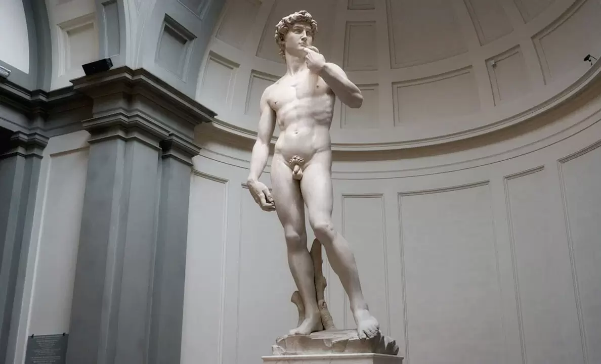 裸の男の像と陰茎の拡大