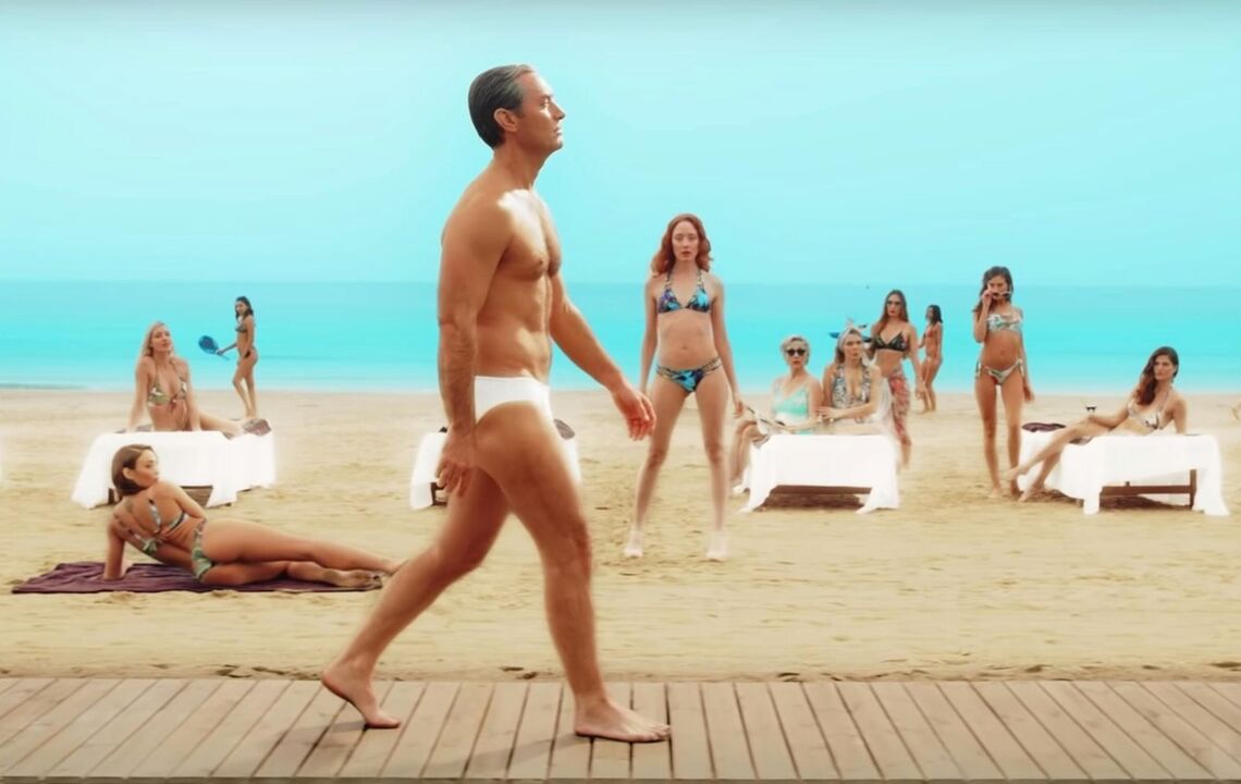 ビーチの女の子たちはペニスを大きくする男性を見つめた
