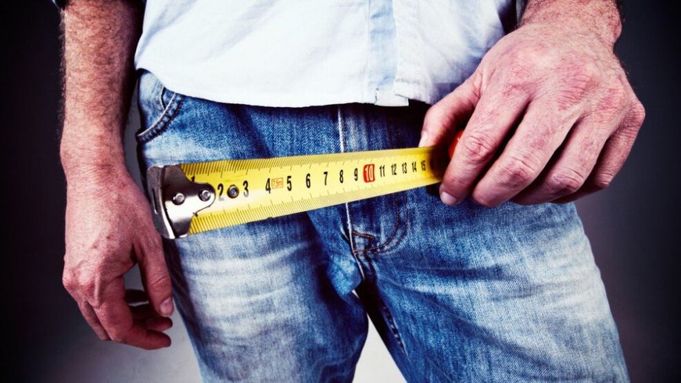 ジェルで拡大した後のペニスを測定する男性